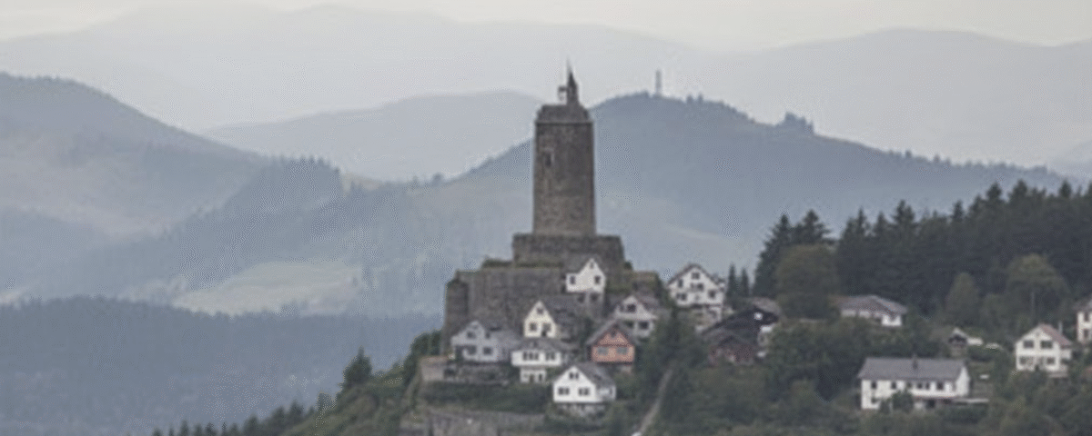 An infographic comparing the features of Sora, Runway, and Pika AI video tools.